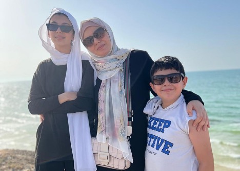 تقول أماني أحمد، التي استقرت في مدينة إدنبرة البريطانية، إن أطفالها ما زالوا يُصابون بالهلع لدى سماع أصوات الألعاب النارية، لأنها تذكرهم بدويّ الانفجارات في وطنها: غزة.